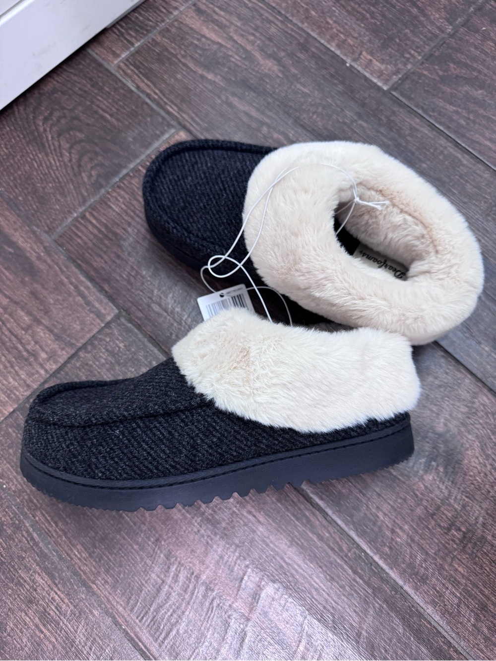 DEARFOAMS Black Knit Clog Slippers with Cream Faux-Fur Collar